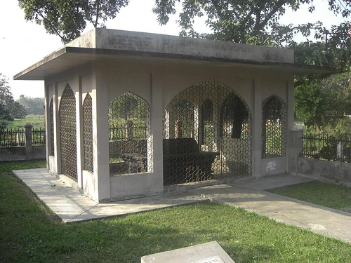 File:Tomb of Ghiyasuddin Azam Shah, Narayanganj, Bangladesh.jpg