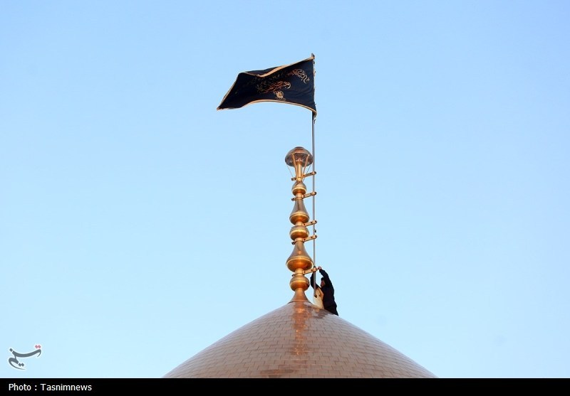 File:Changing the flag of the Shrine of Hazrat Masumeh.jpg