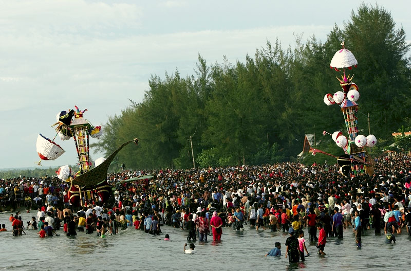 File:Tabuik festival.jpg