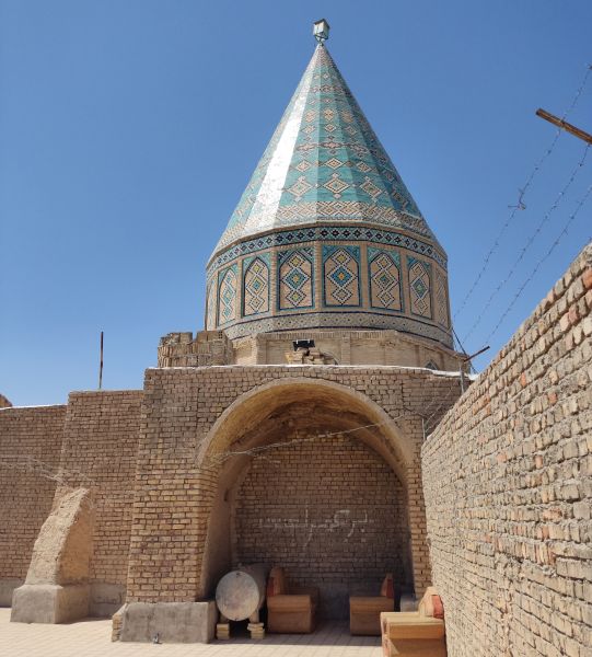 File:Piruz Nahavandi tomb - kashan, 2022.jpg