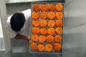 Zalabya making in Qom.jpg