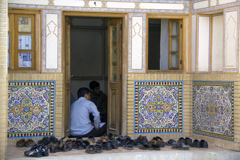 File:مدرس طلاب در مدرسه خان قم.jpg