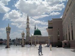 مقبرهٔ محمّد بن عبداللّه زیر گنبد سبز مسجدالنبی قرار دارد.