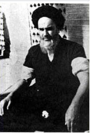 وضو گرفتن امام خمینی ره .jpg