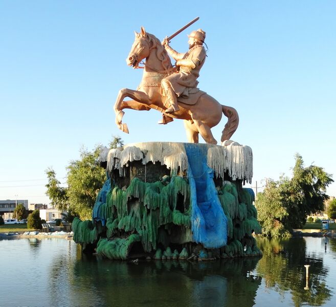 File:مجسمه امیر یعقوب لیث صفاری در زابل.jpg