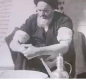 Screenshot ۲۰۲۵۱۰۰۳ ۰۳۵۱۳۱ Googleعکس وضو گرفتن امامدخمینی ره .jpg