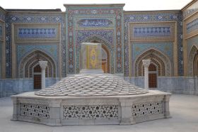 نمایی از درب ورودی کتابخانه آستان قدس رضوی