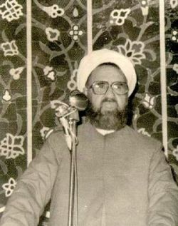 مرتضی مطهری در پشت میکروفنی قدیمی در حال سخنرانی