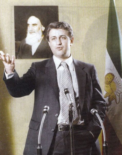File:Sadeq Tabatabaei and flag.jpg