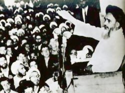 خمینی در سخنرانی.jpg