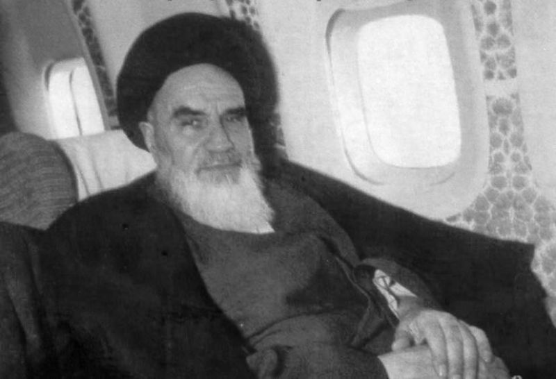 File:خمینی در هواپیما.JPG