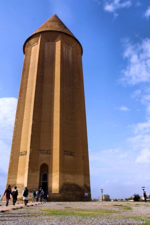 همچنان راست قامت.jpg